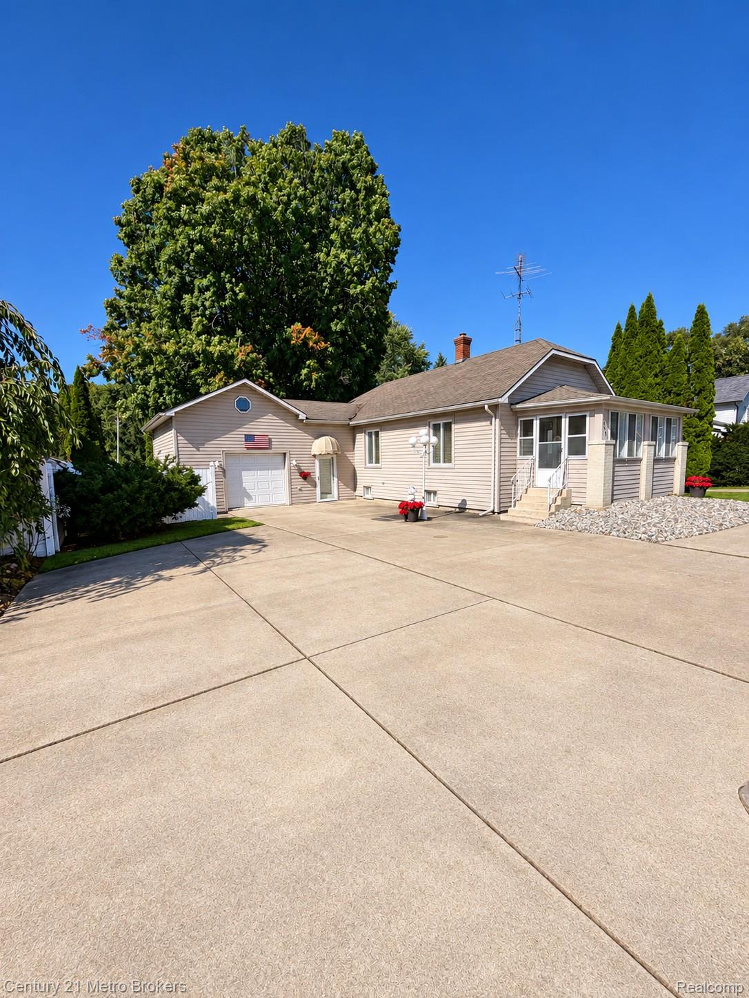 7235 N Genesee Road Property Photo 3