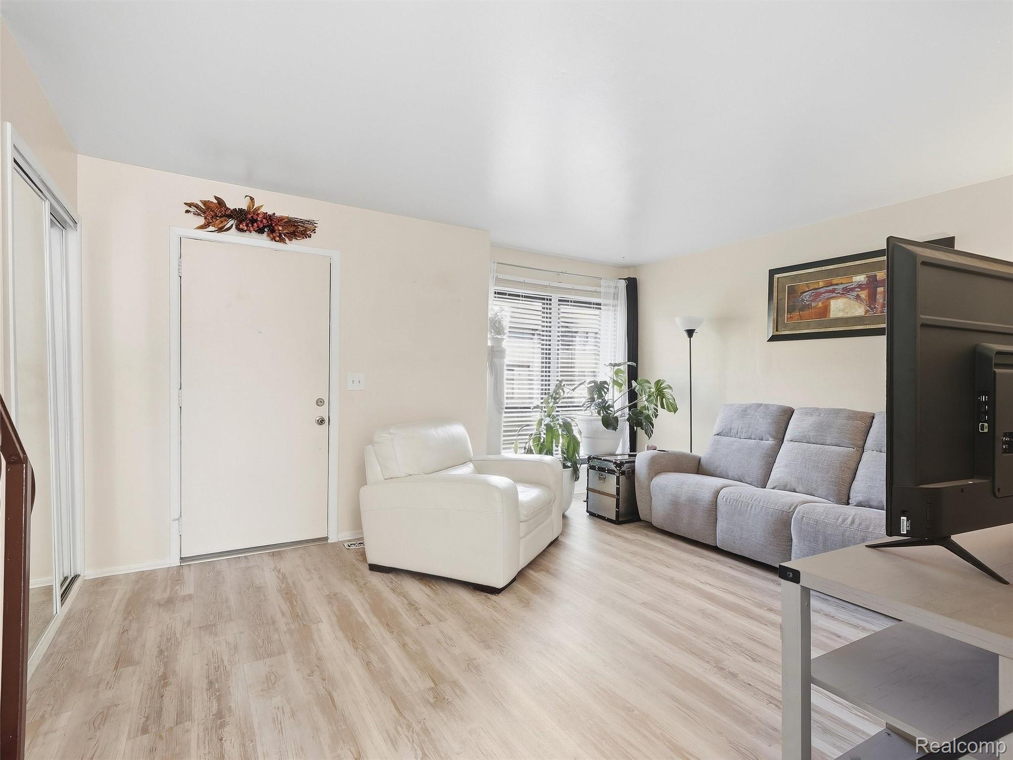 20937 Sherman Avenue Property Photo 4