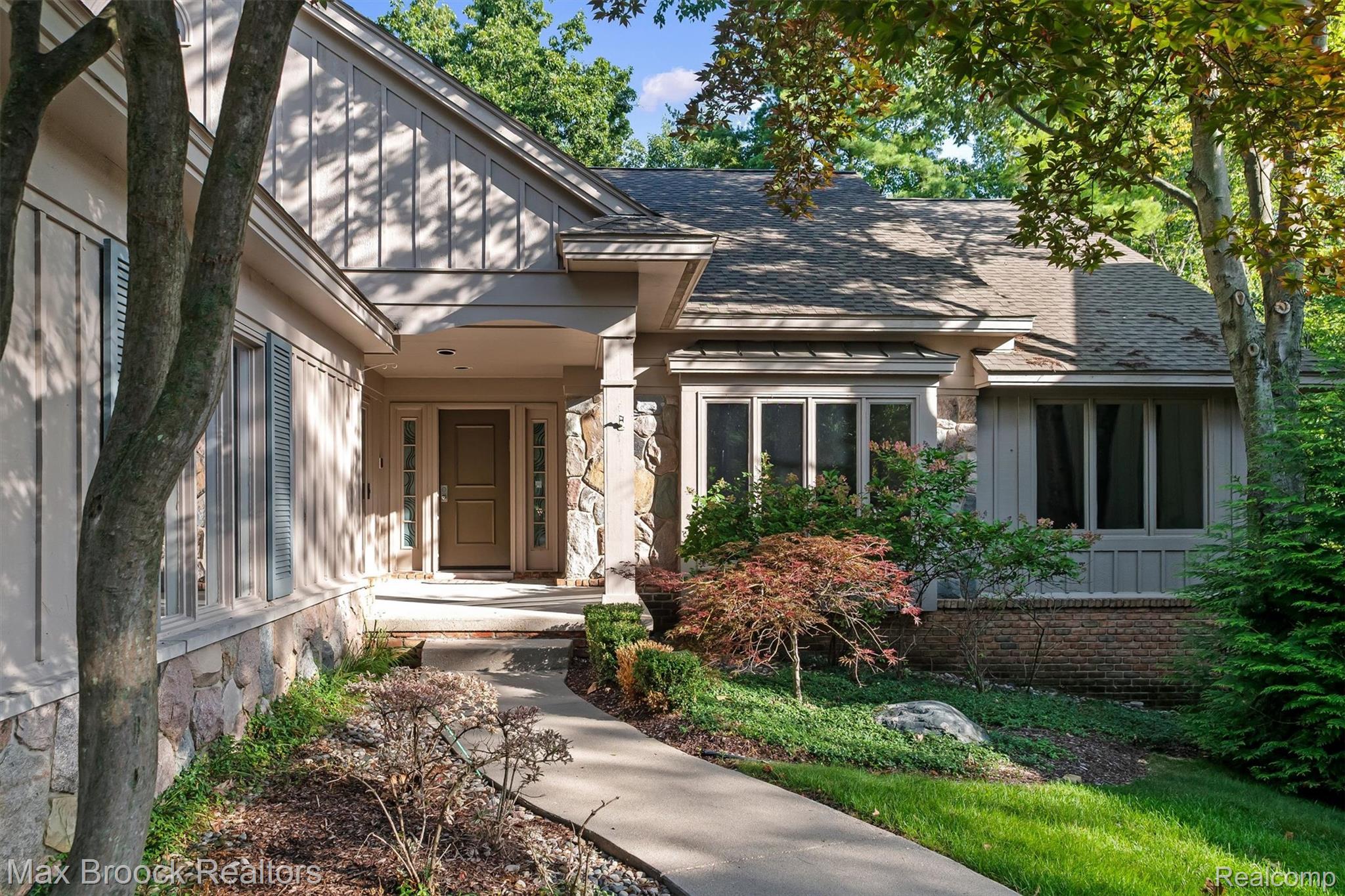 4904 Woodcliff Hill Road Property Photo 4