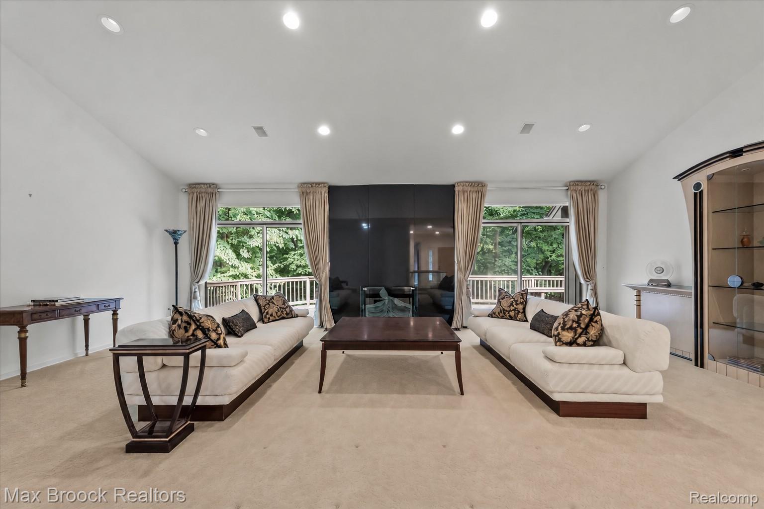 4904 Woodcliff Hill Road Property Photo 7