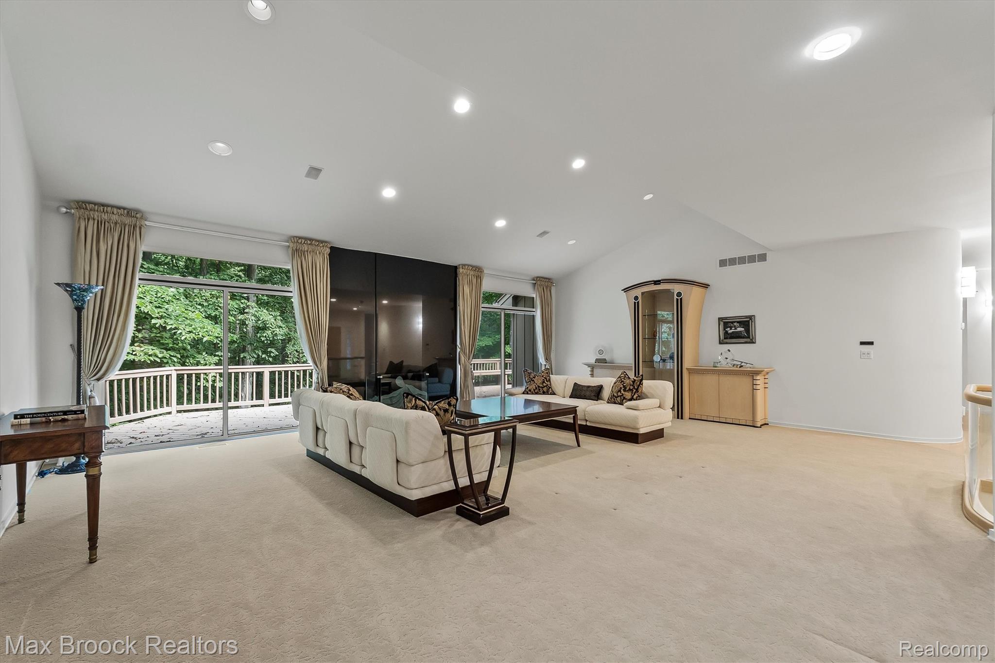 4904 Woodcliff Hill Road Property Photo 8