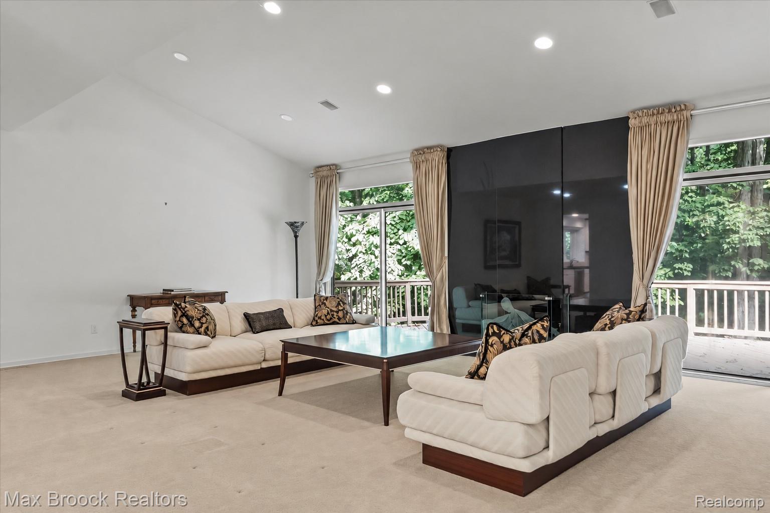 4904 Woodcliff Hill Road Property Photo 10