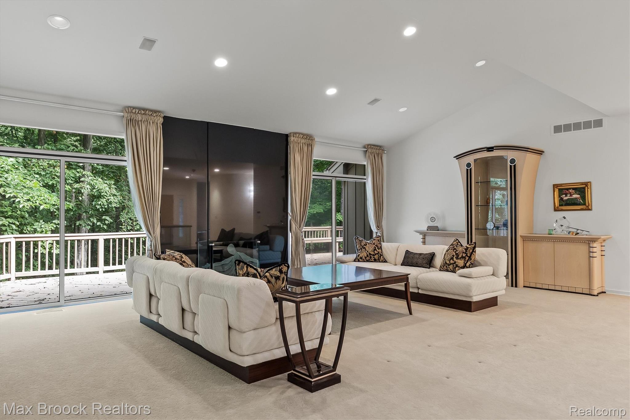 4904 Woodcliff Hill Road Property Photo 11