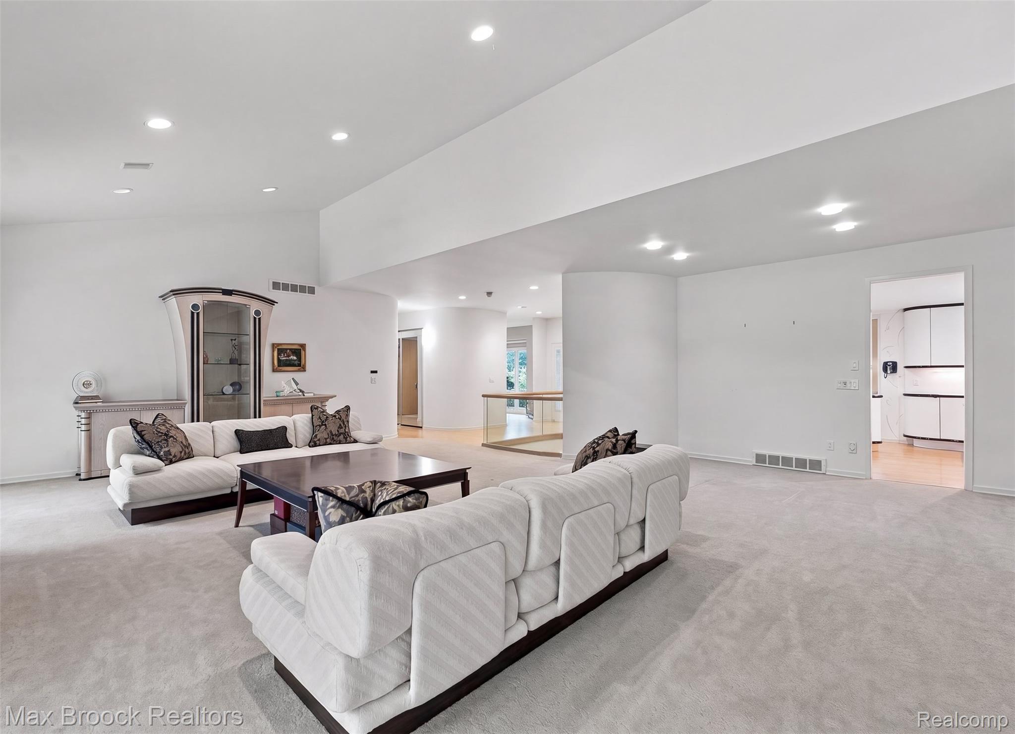 4904 Woodcliff Hill Road Property Photo 12