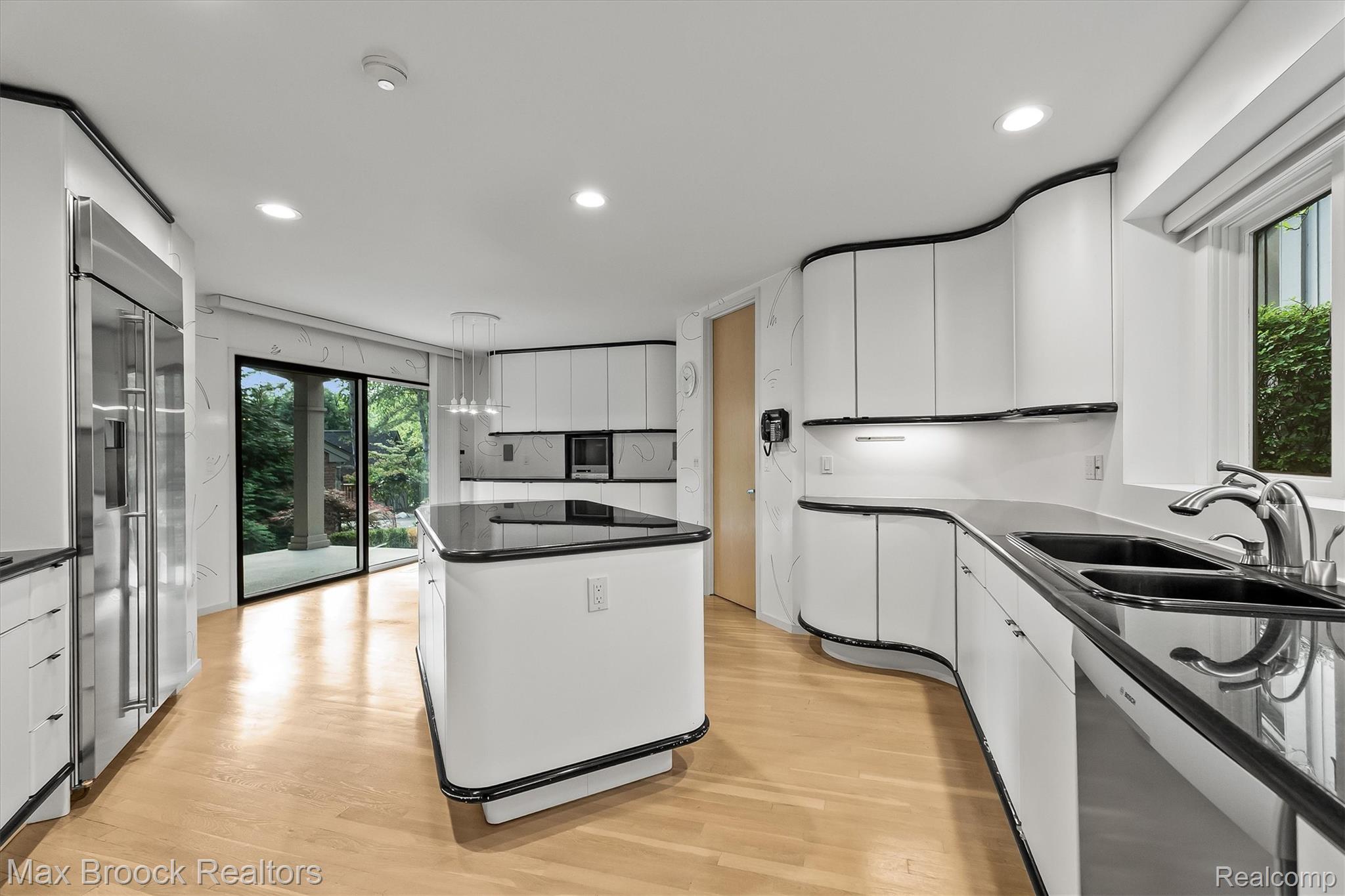 4904 Woodcliff Hill Road Property Photo 14
