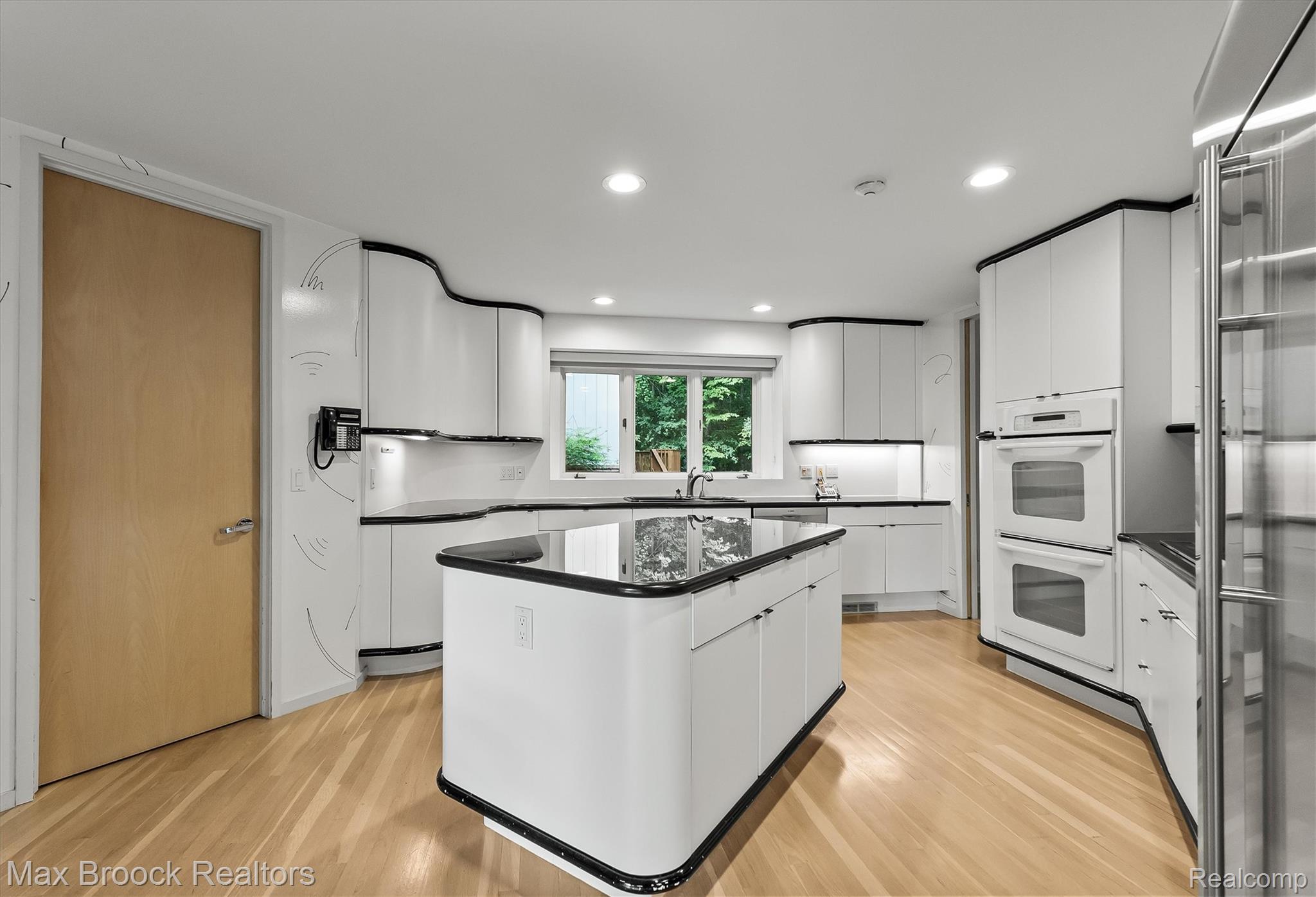 4904 Woodcliff Hill Road Property Photo 15