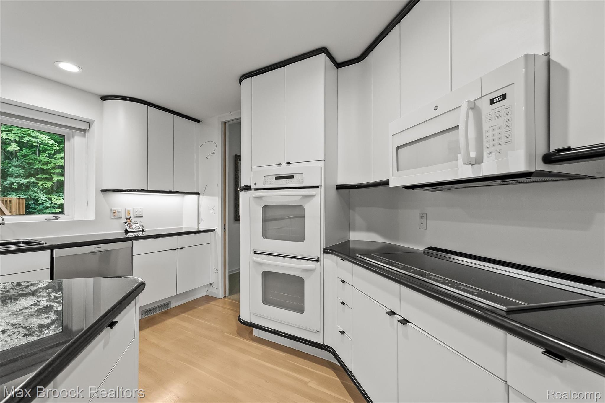 4904 Woodcliff Hill Road Property Photo 17