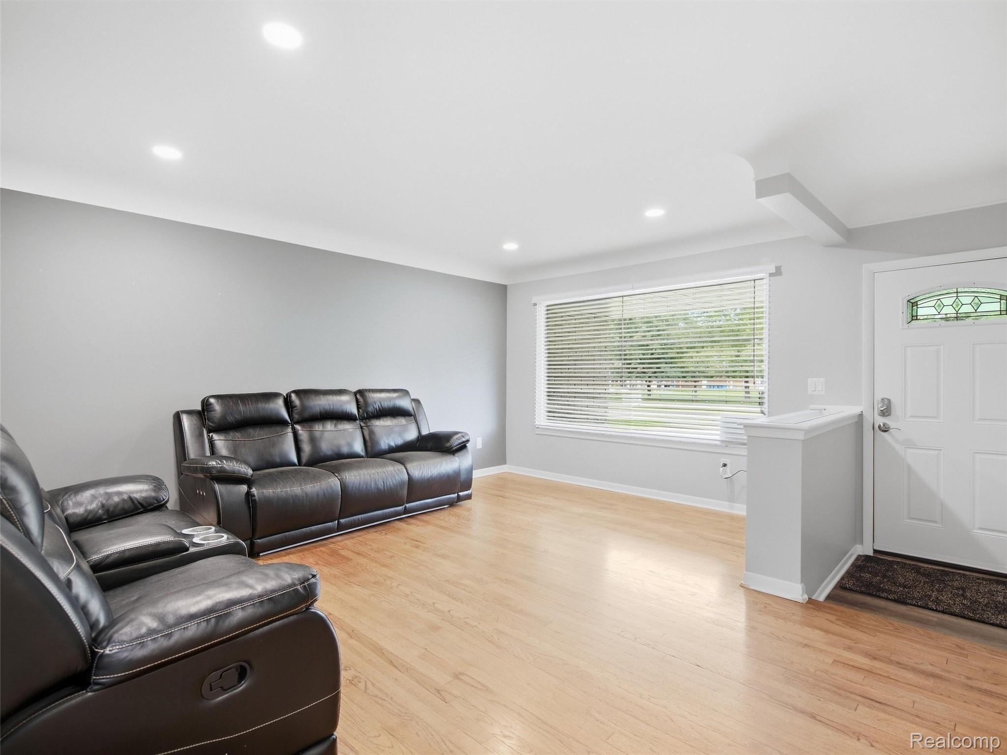27901 Grobbel Drive Property Photo 3