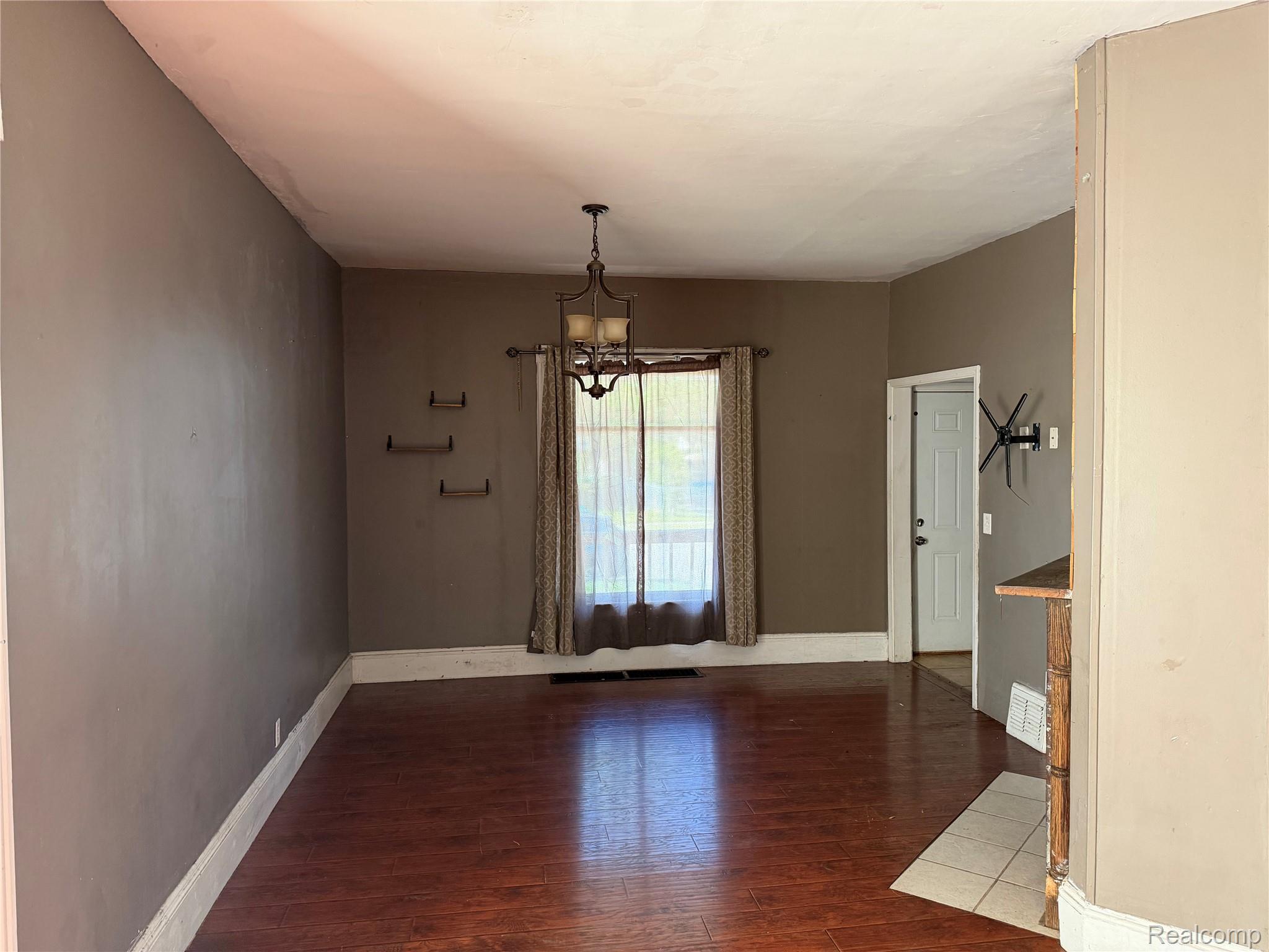 909 Pine Street Property Photo 5