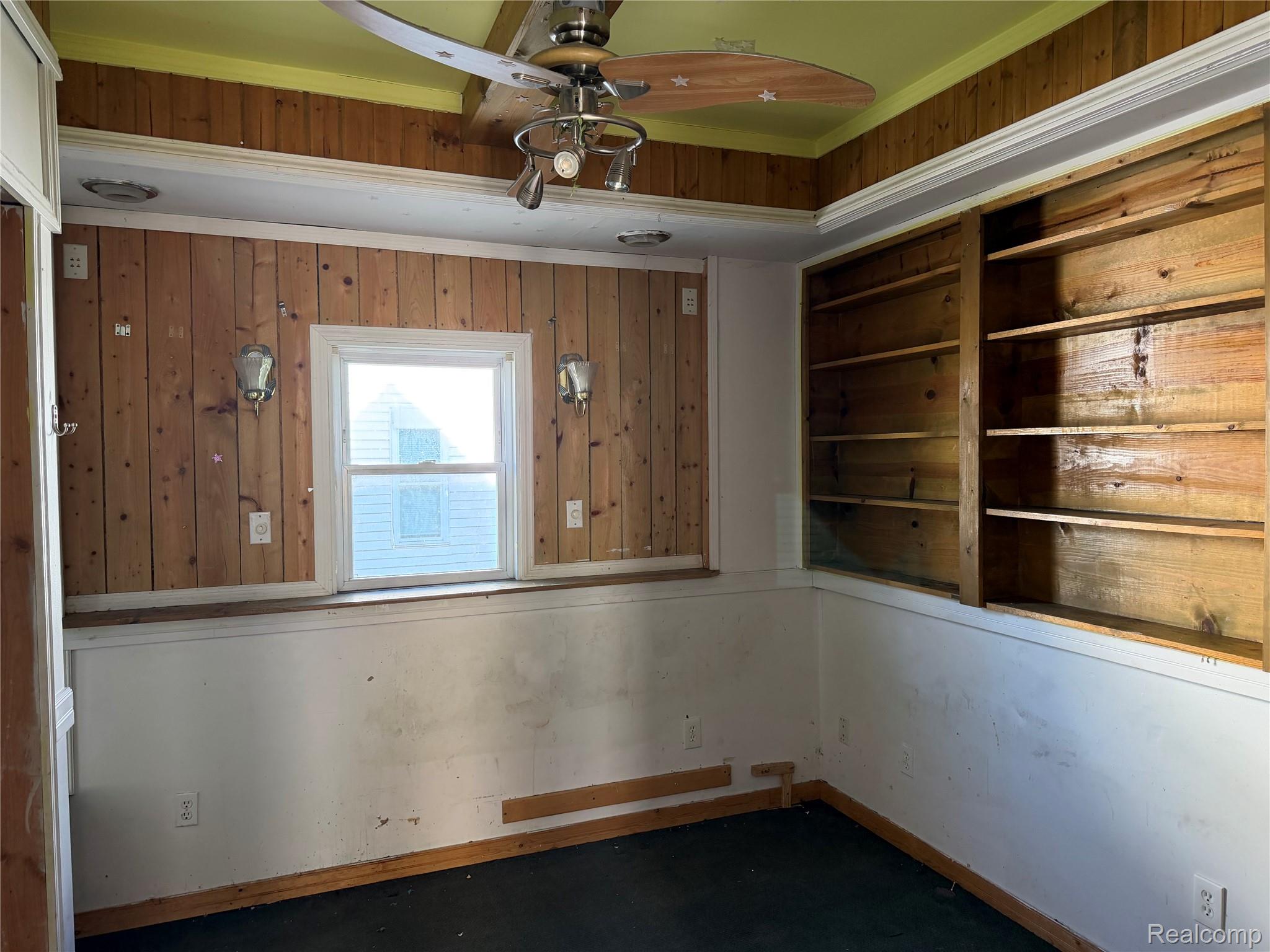 909 Pine Street Property Photo 9