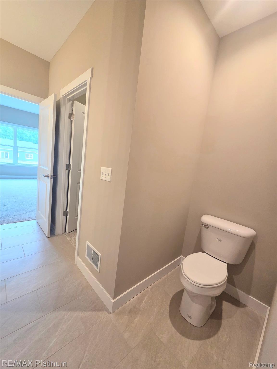 825 Oakwood Circle 04 Property Photo 21