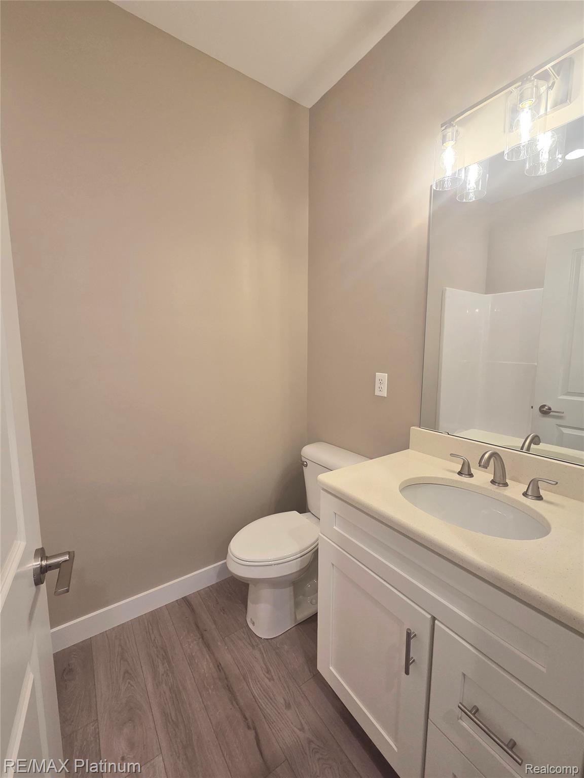 825 Oakwood Circle 04 Property Photo 24
