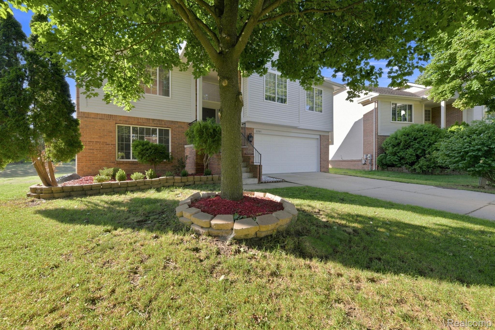 3201 Lynhurst Court Property Photo 4