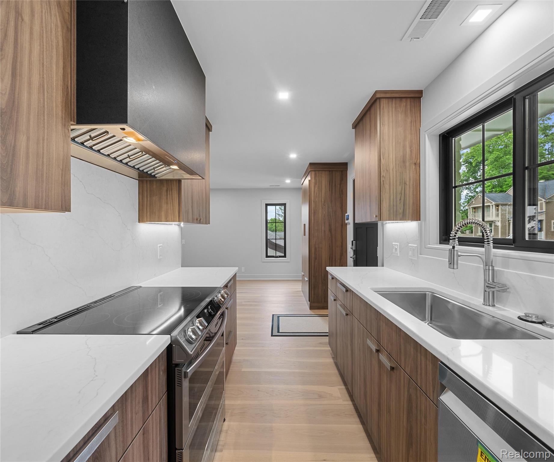 466 East Street Property Photo 2