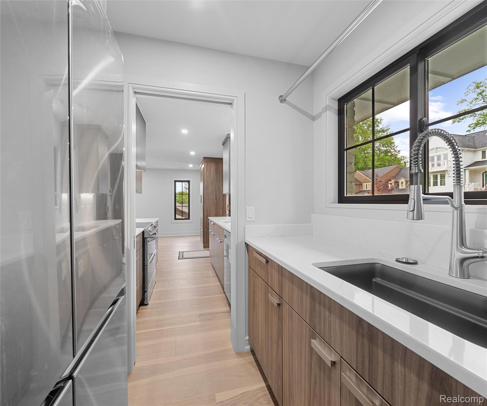 466 East Street Property Photo 4