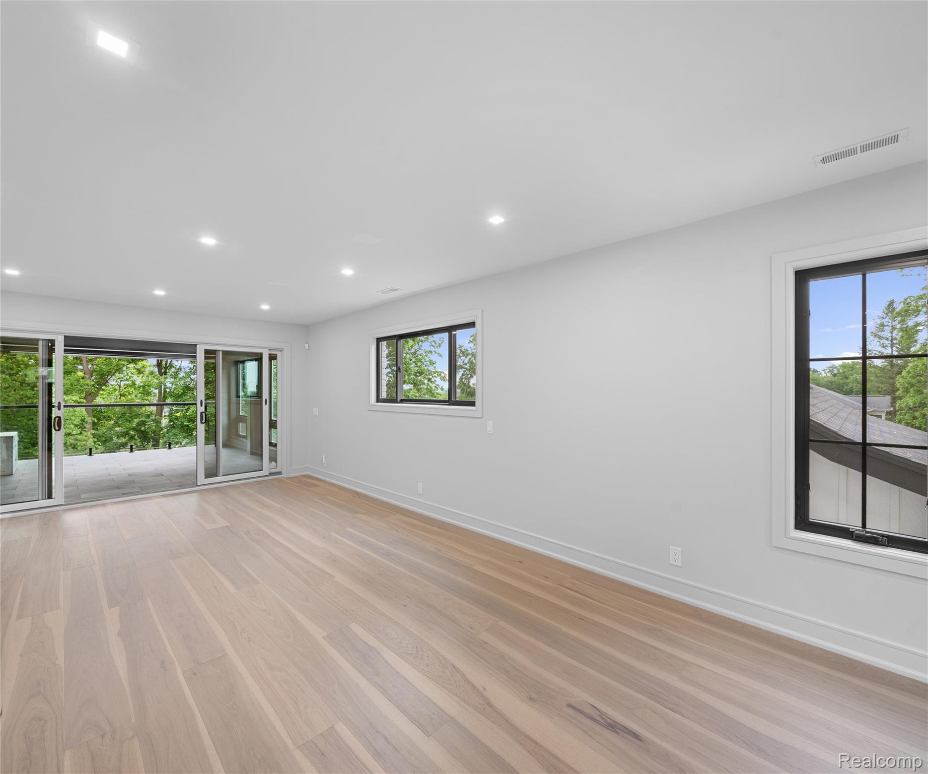 466 East Street Property Photo 8