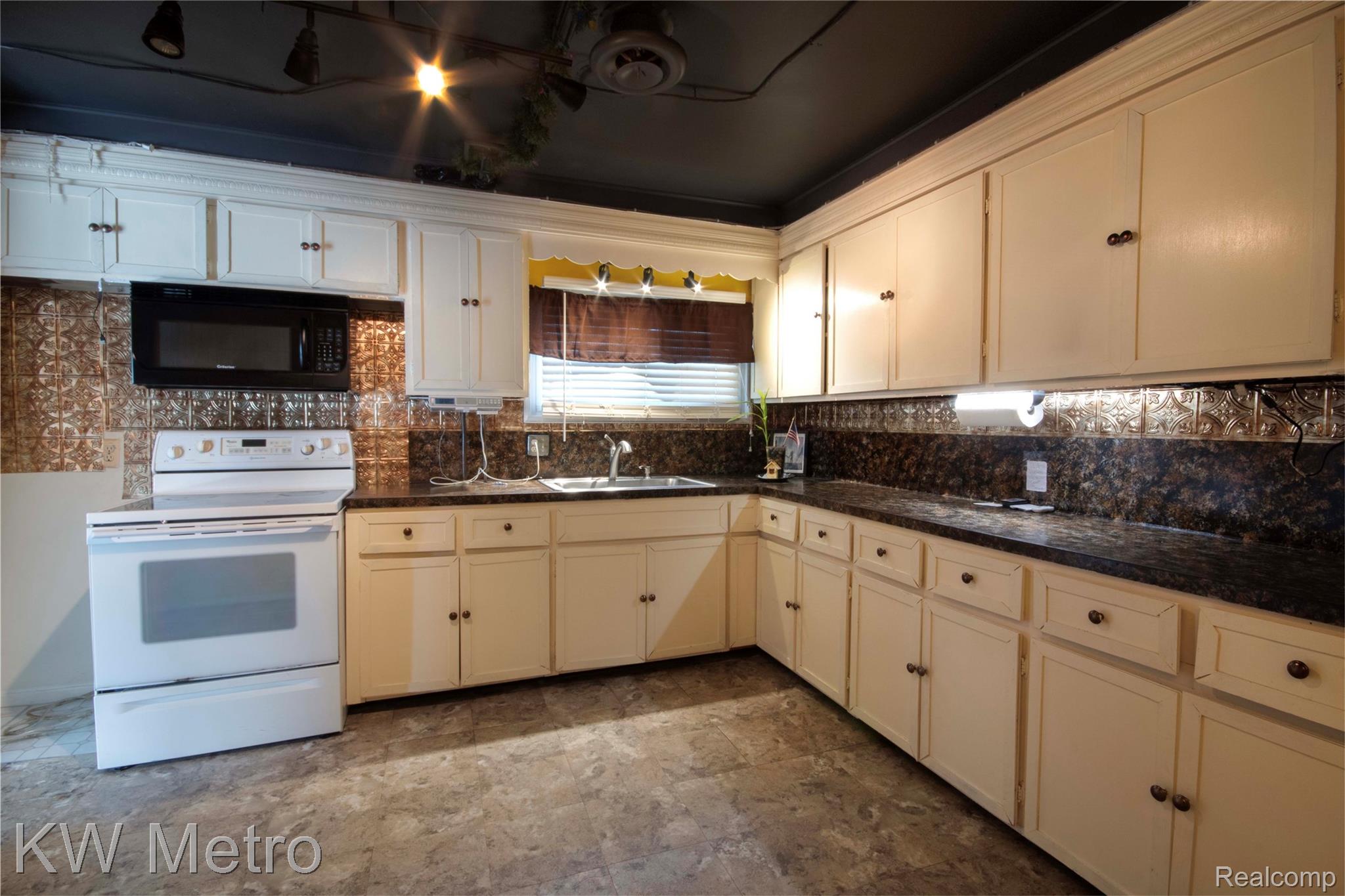 25405 Miracle Drive Property Photo 3