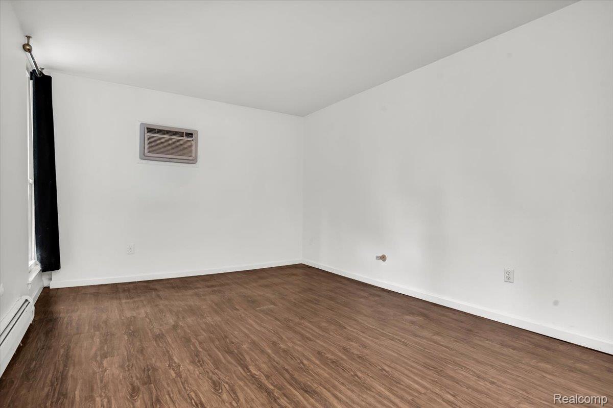 4909 N Crooks Road D-1 Property Photo 6