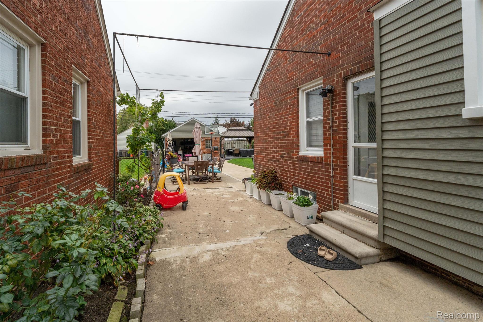 827 N Vernon Street Property Photo 29