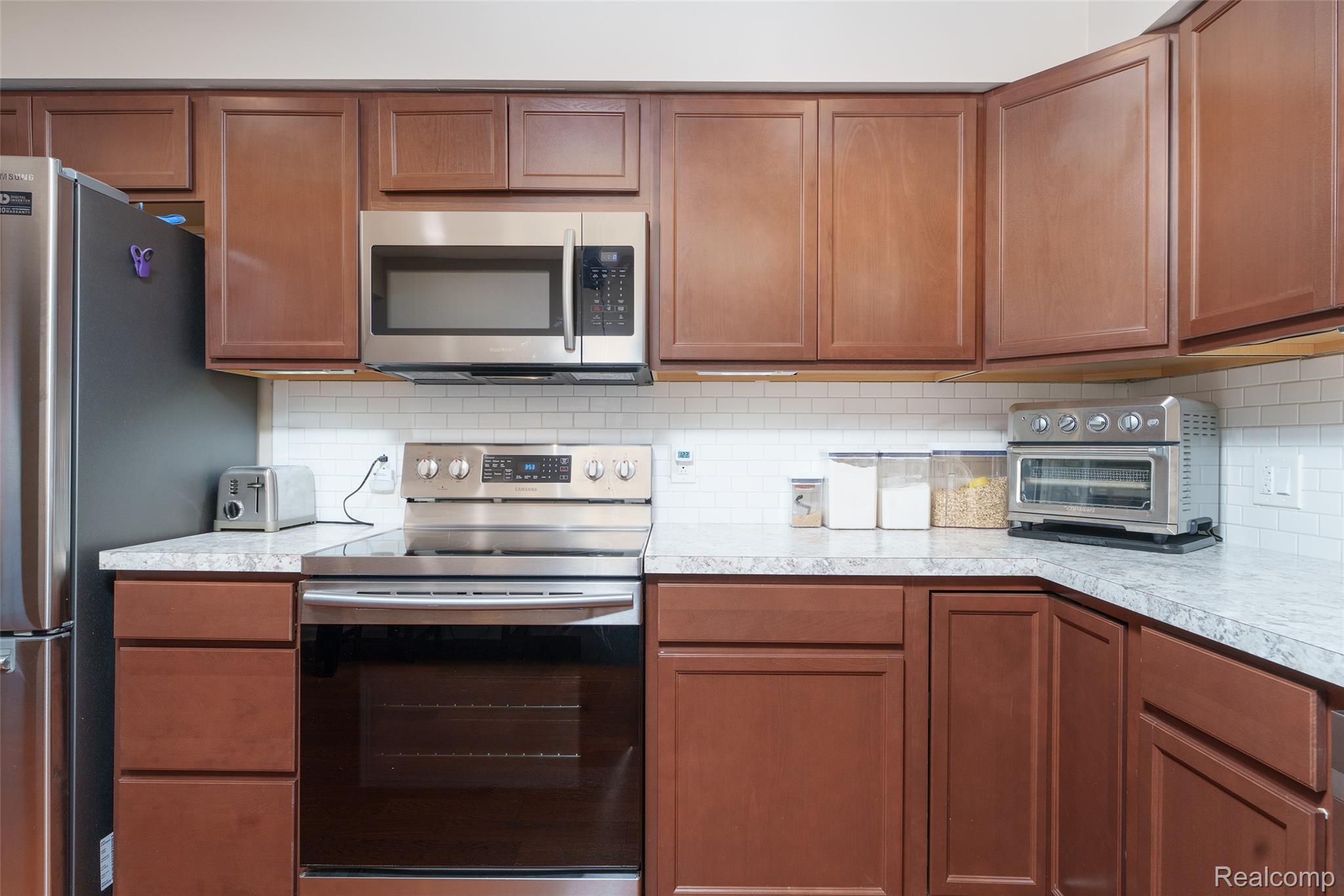 81 Groveland Drive Property Photo 8