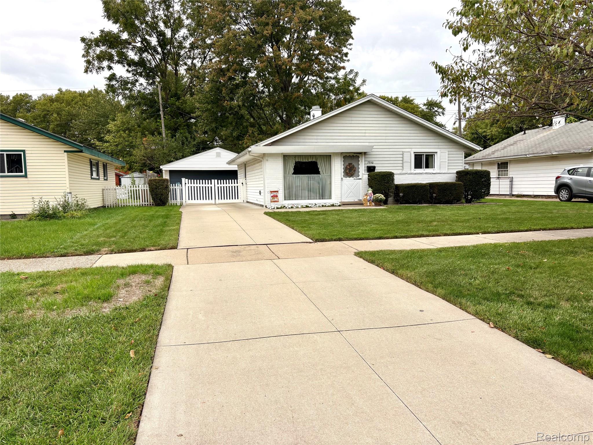 7950 Clippert Street Property Photo 3
