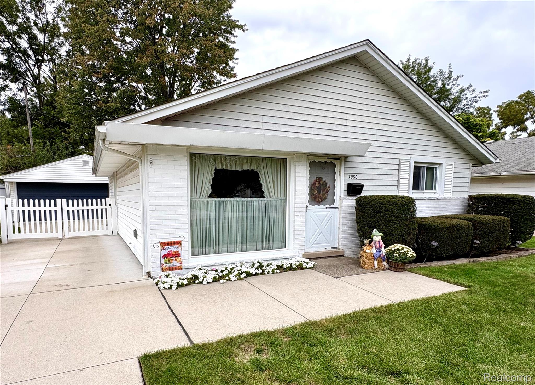 7950 Clippert Street Property Photo 4