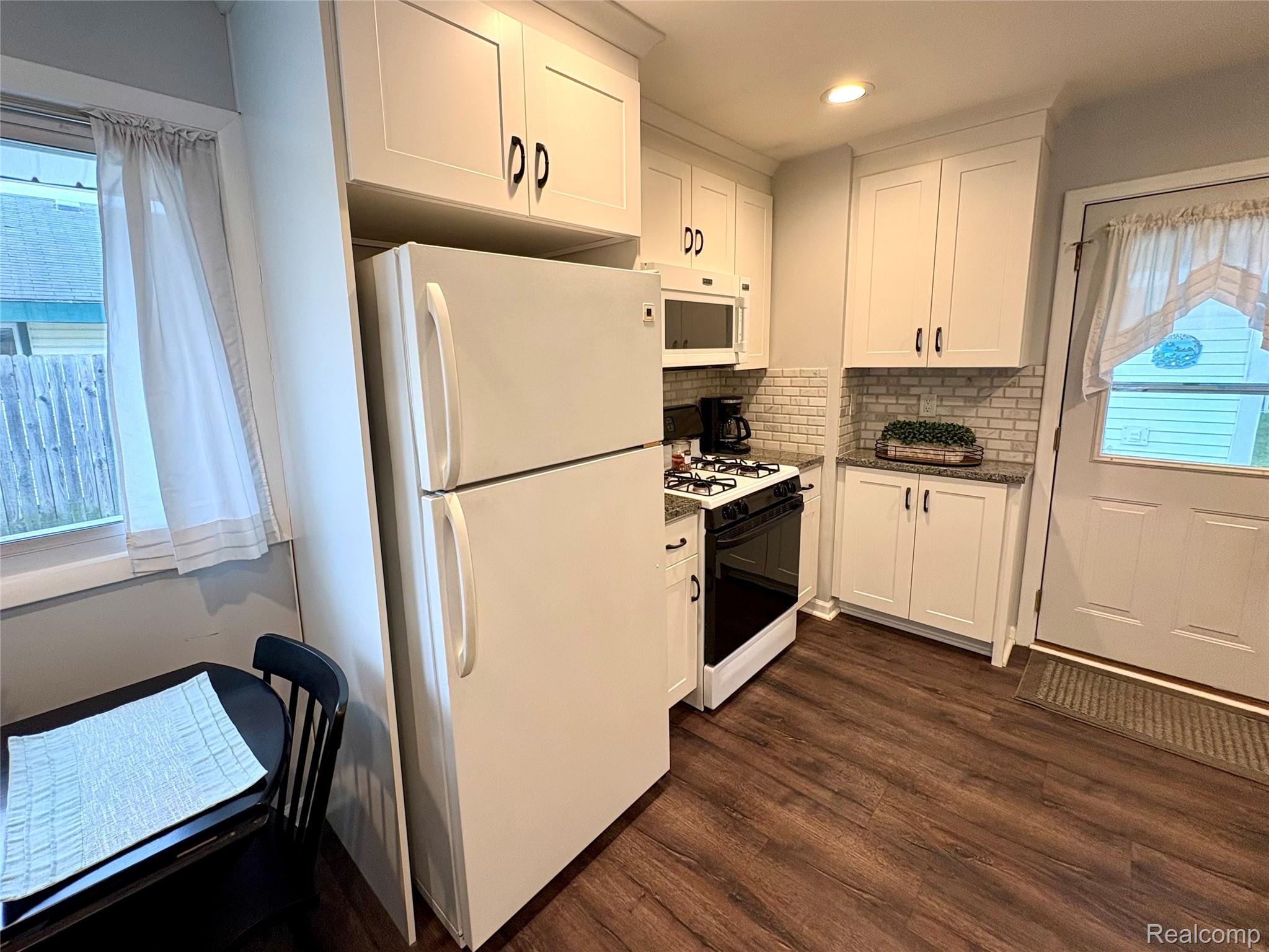 7950 Clippert Street Property Photo 21