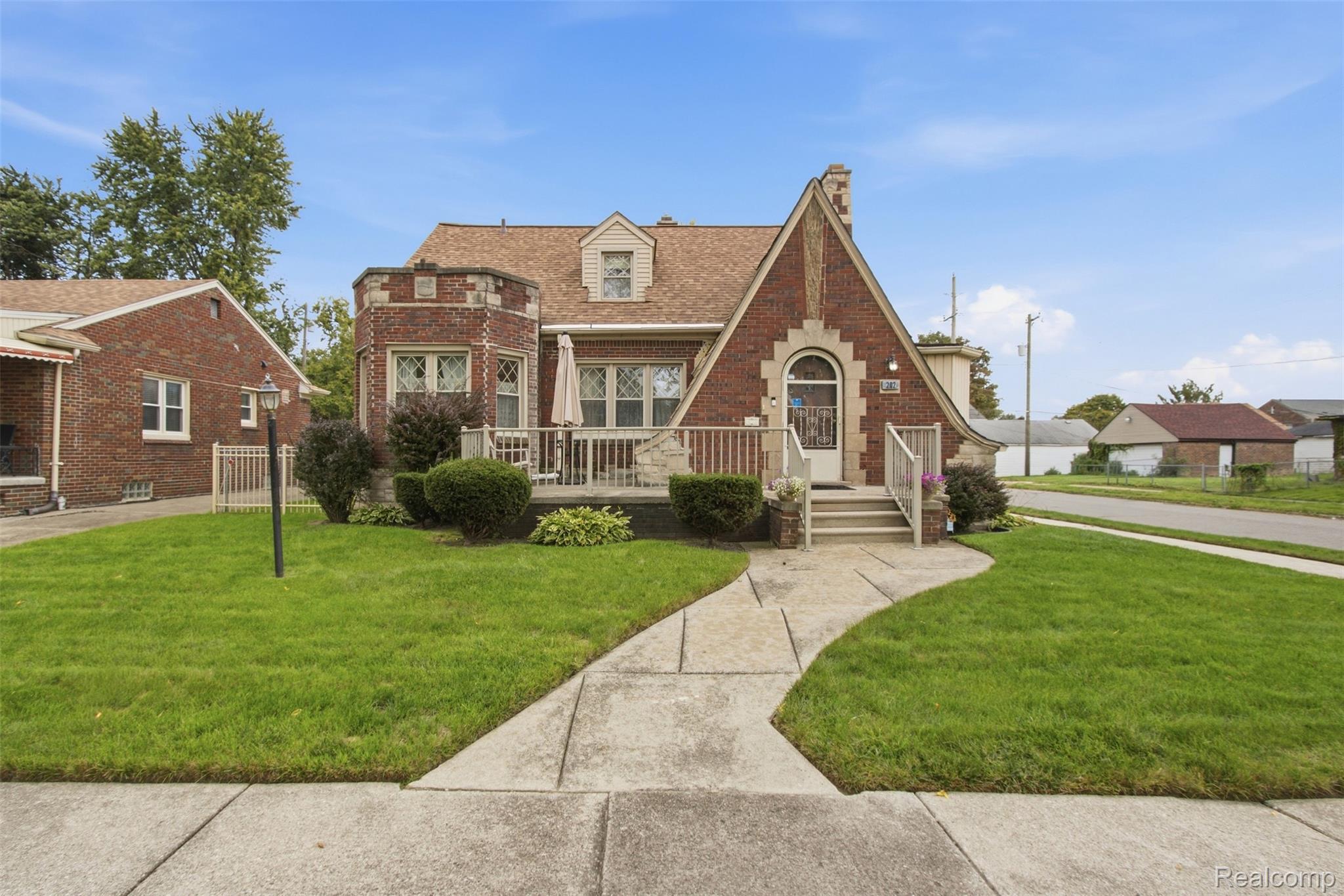202 Riverside Drive Property Photo 1