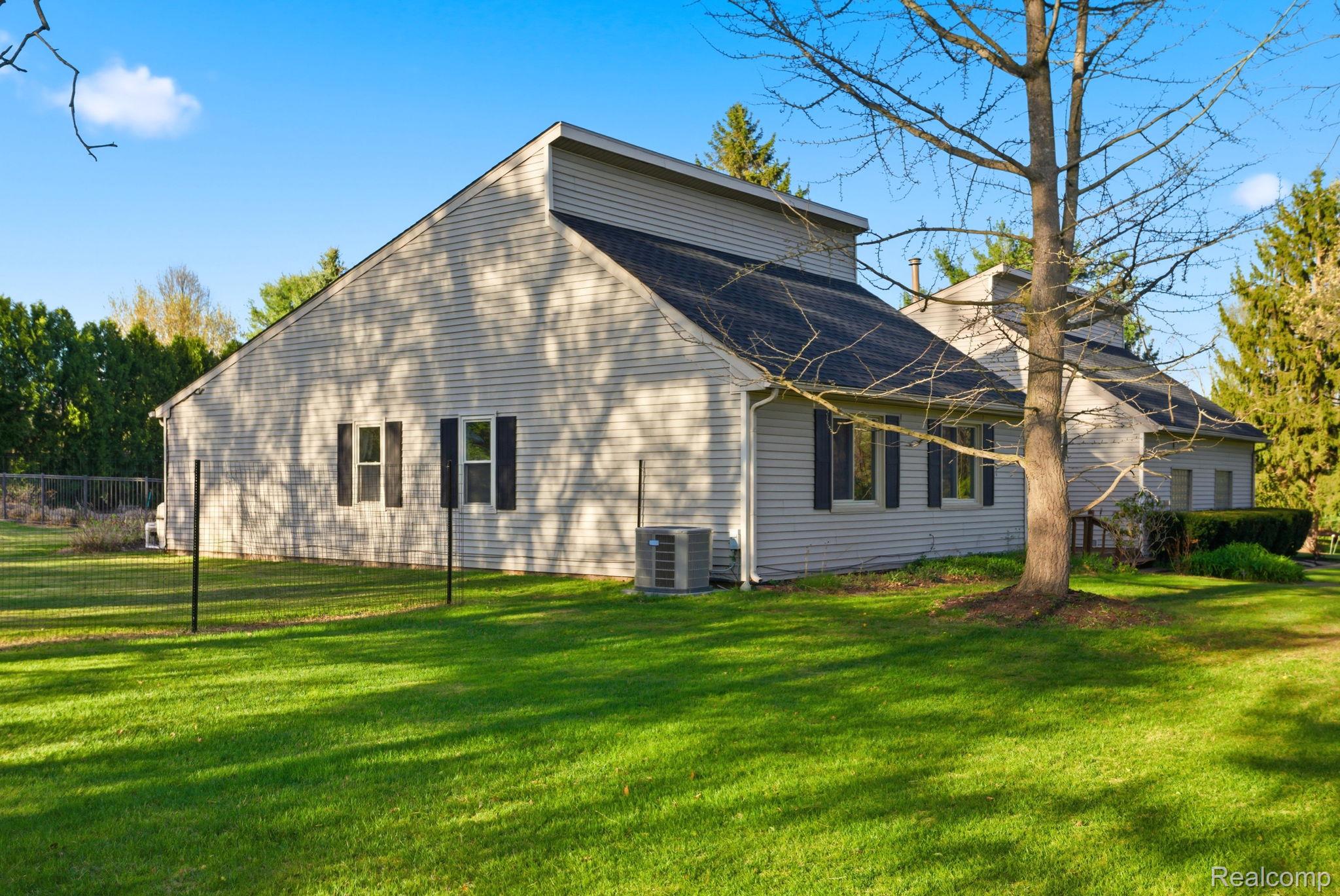 2411 Wixom Trail Property Photo 4