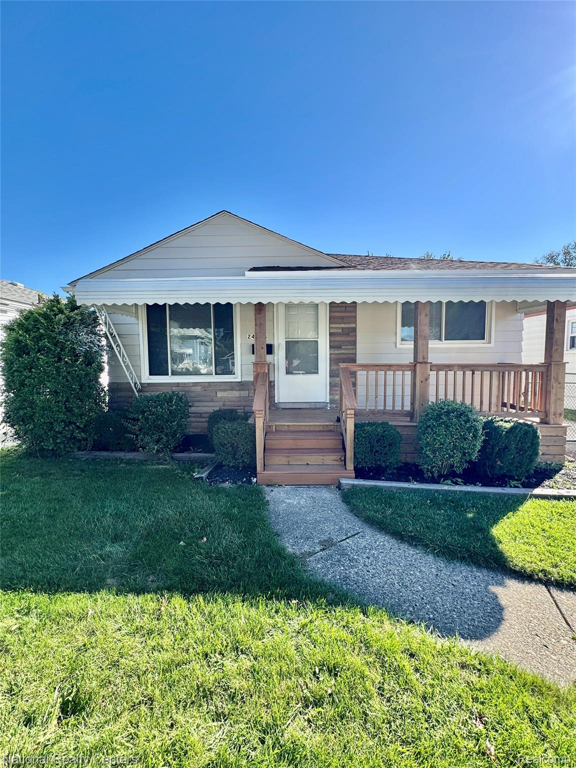 24884 Hayes Ave Property Photo 3