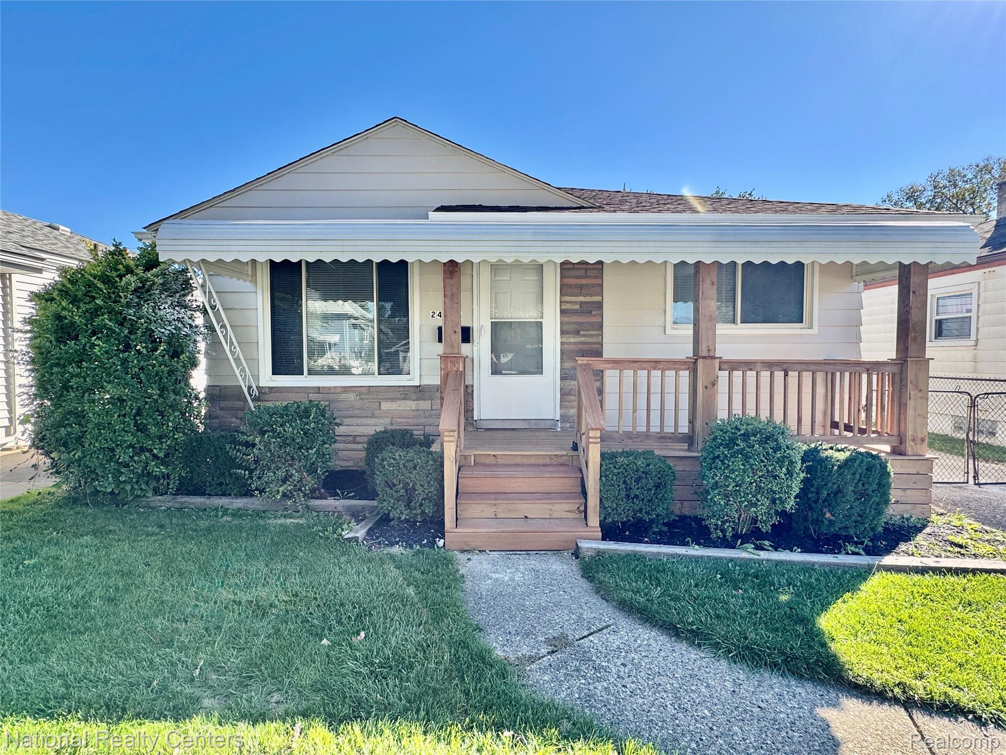 24884 Hayes Ave Property Photo 4