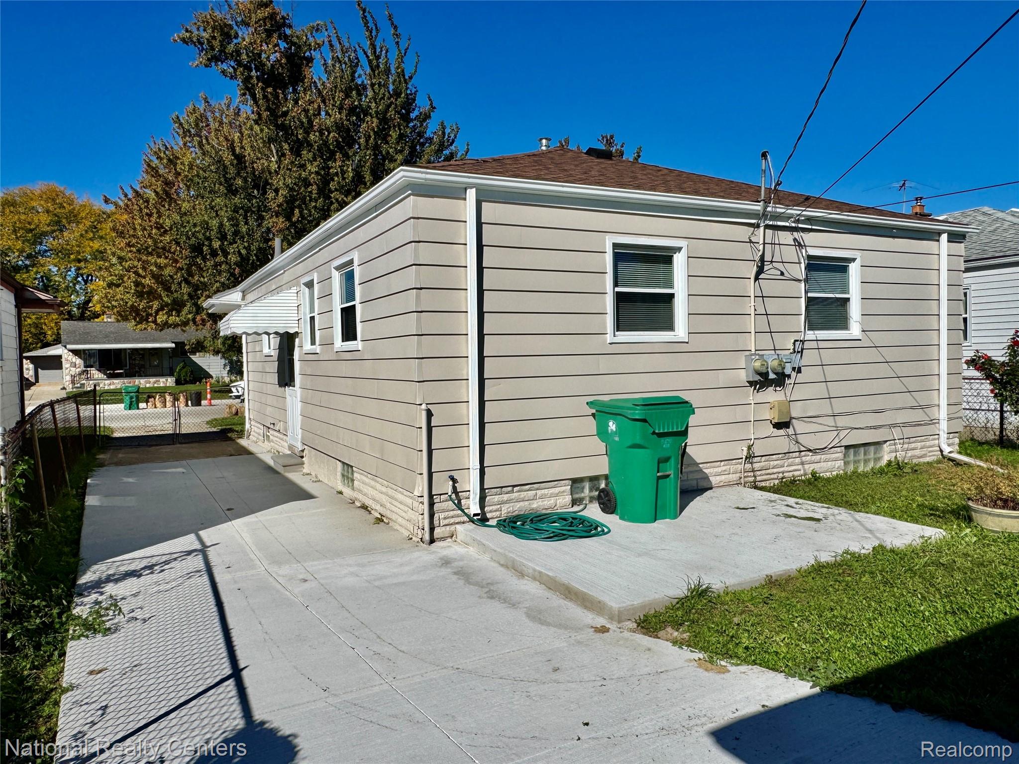 24884 Hayes Ave Property Photo 6