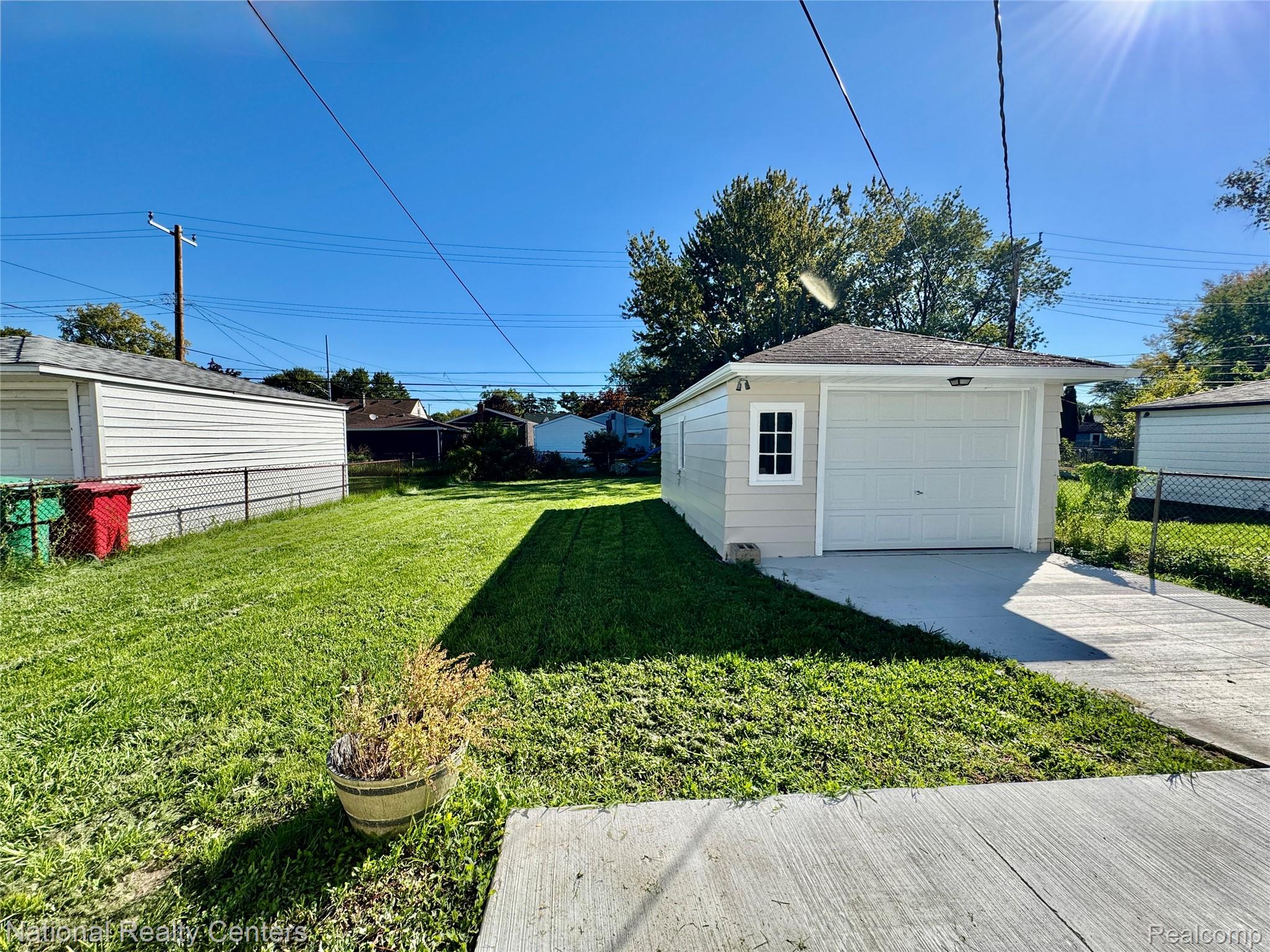 24884 Hayes Ave Property Photo 8