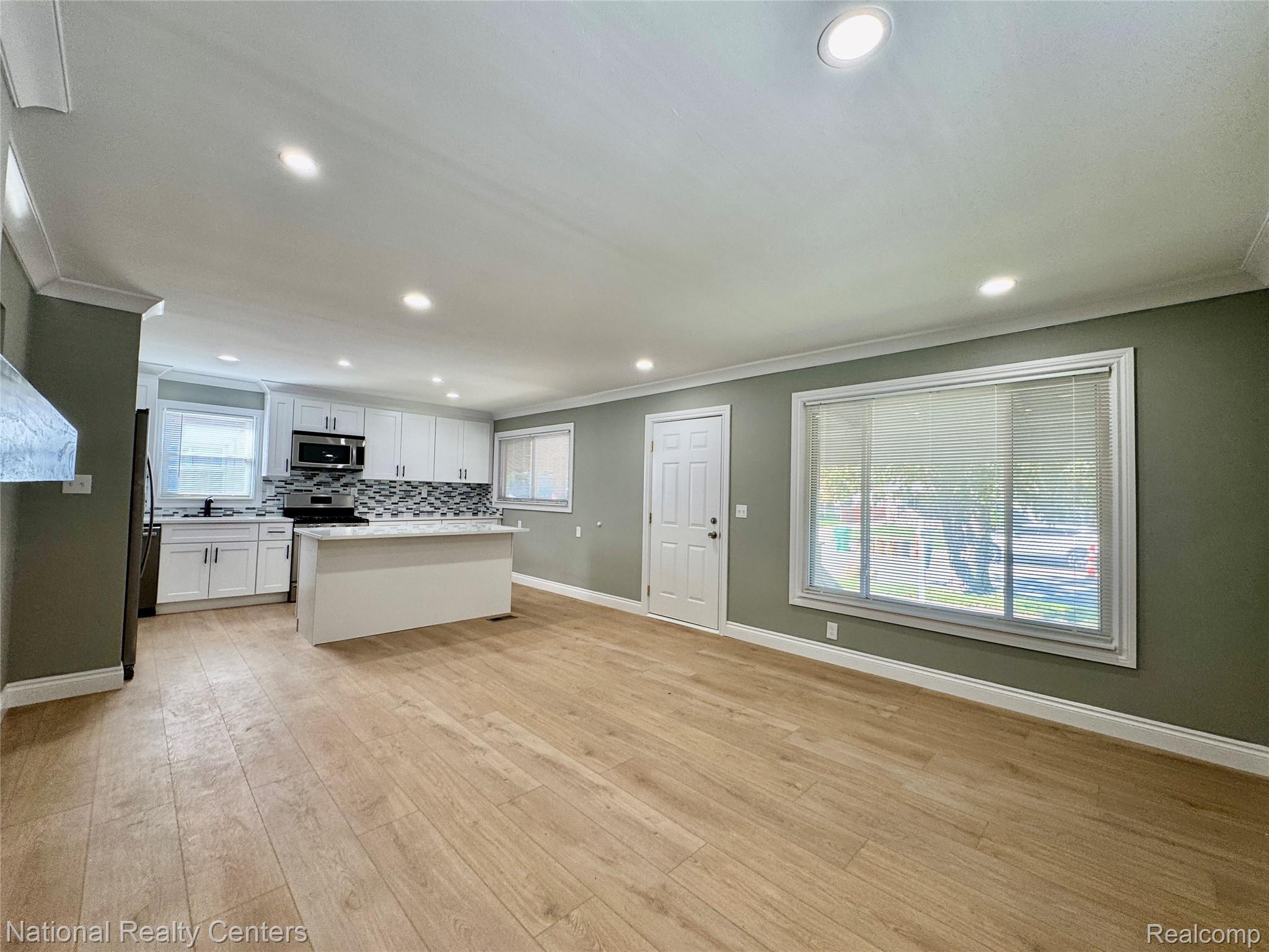 24884 Hayes Ave Property Photo 12