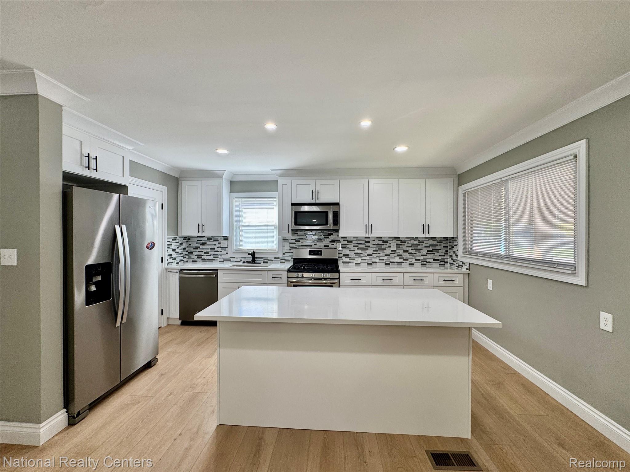 24884 Hayes Ave Property Photo 13