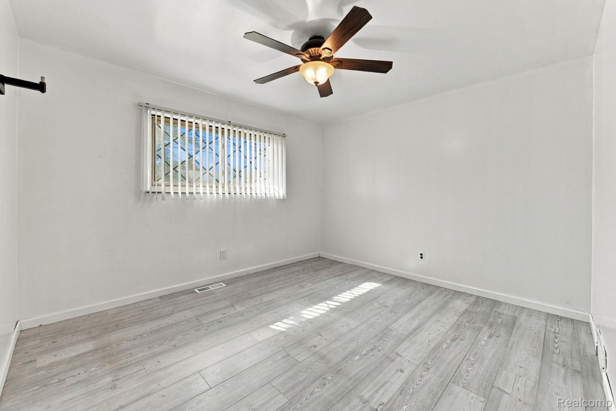 13265 E 12 Mile Rd Property Photo 9
