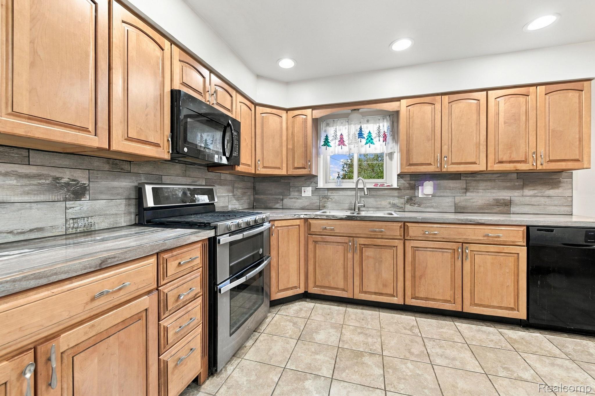 13265 E 12 Mile Rd Property Photo 17