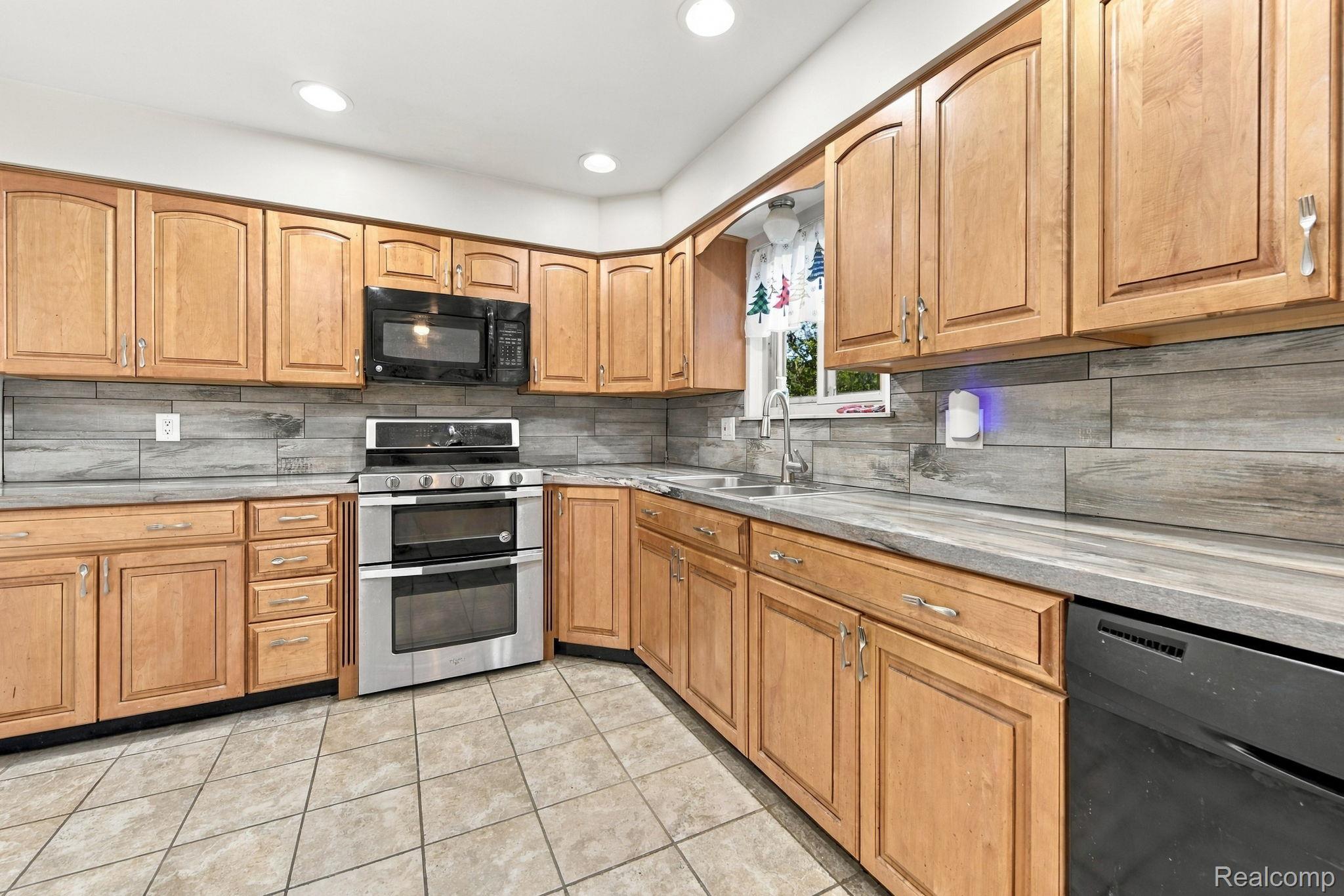 13265 E 12 Mile Rd Property Photo 19