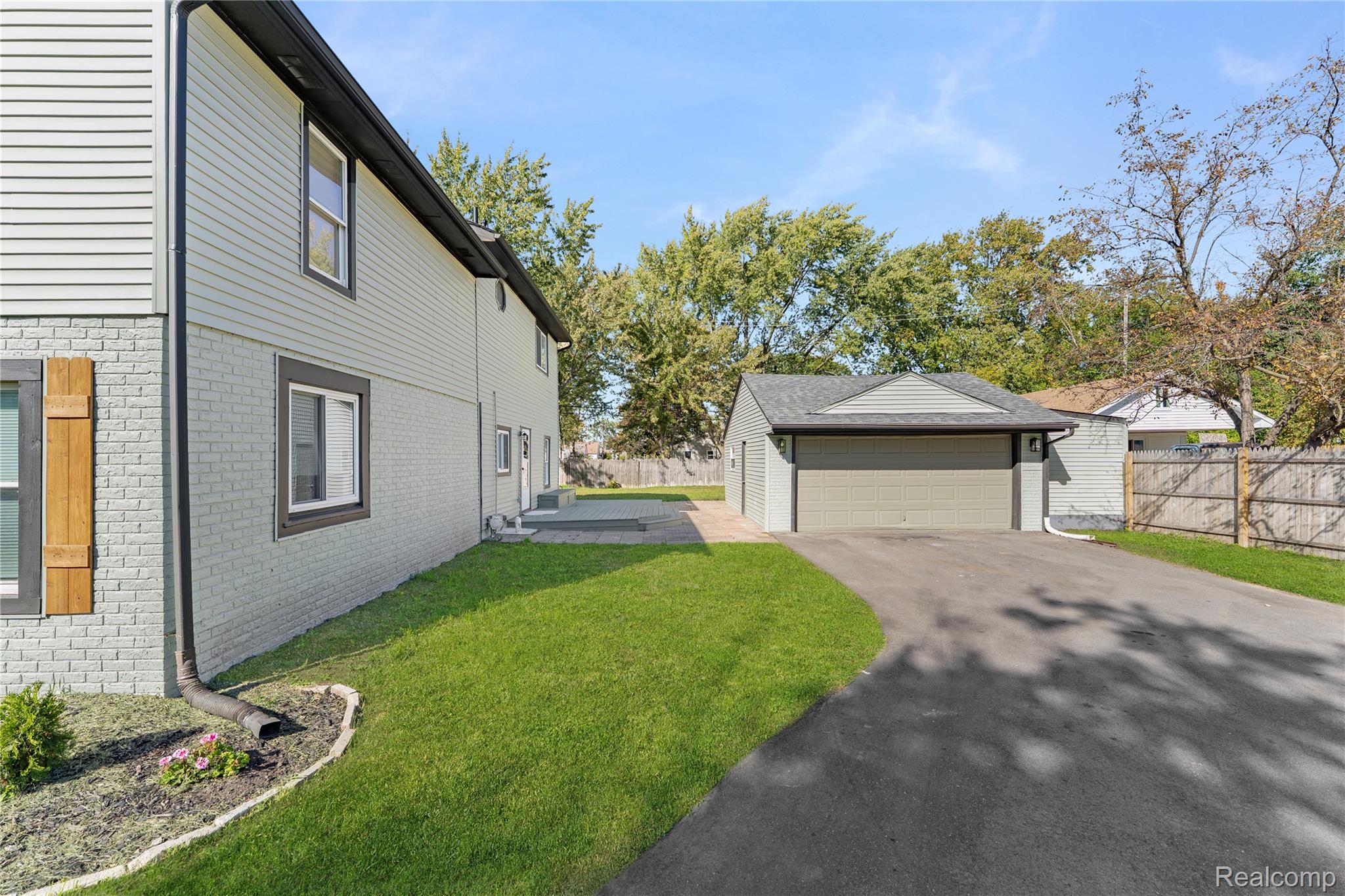 13725 Leonard Ave Property Photo 3