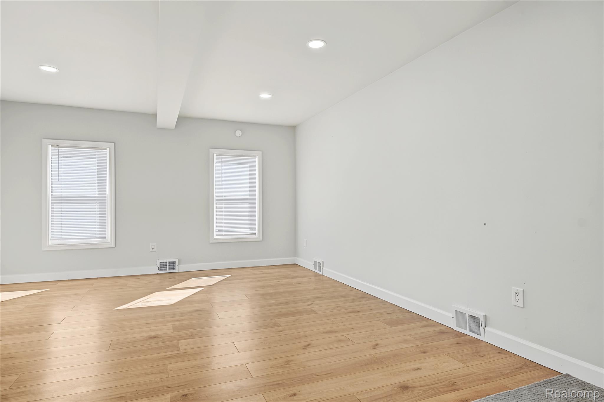 13725 Leonard Ave Property Photo 5