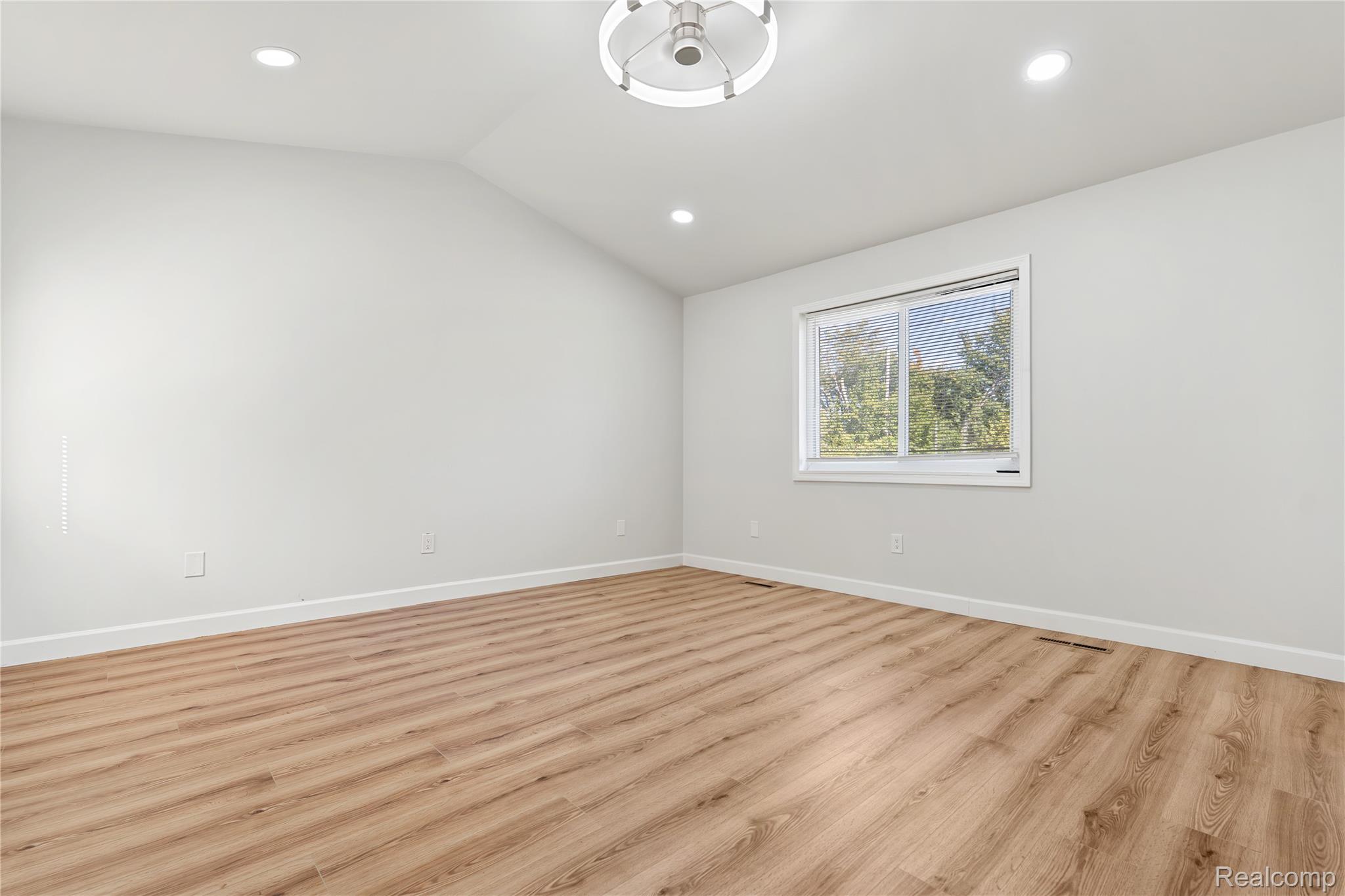13725 Leonard Ave Property Photo 21