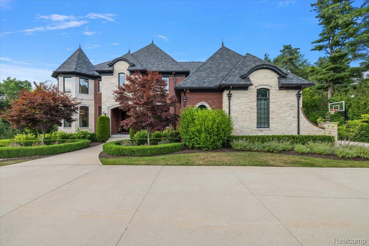 2480 Charnwood Dr Property Photo 2