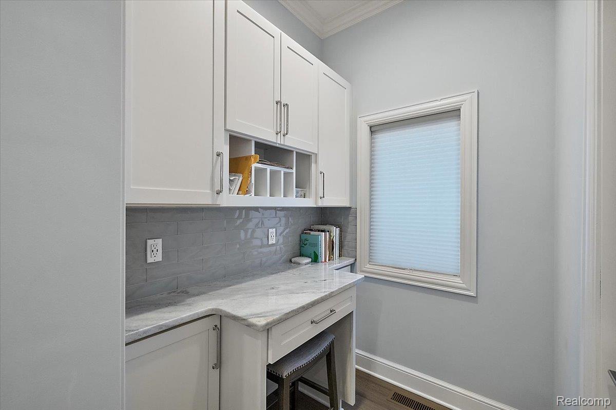 2480 Charnwood Dr Property Photo 12