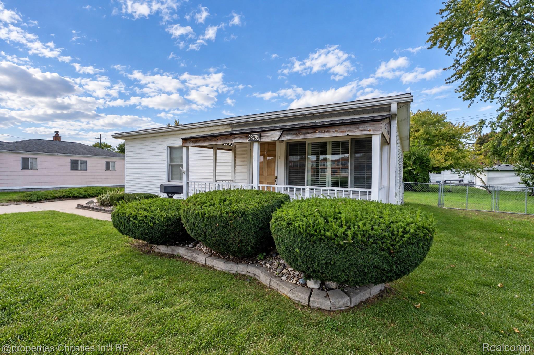 28785 Delton St Property Photo 2