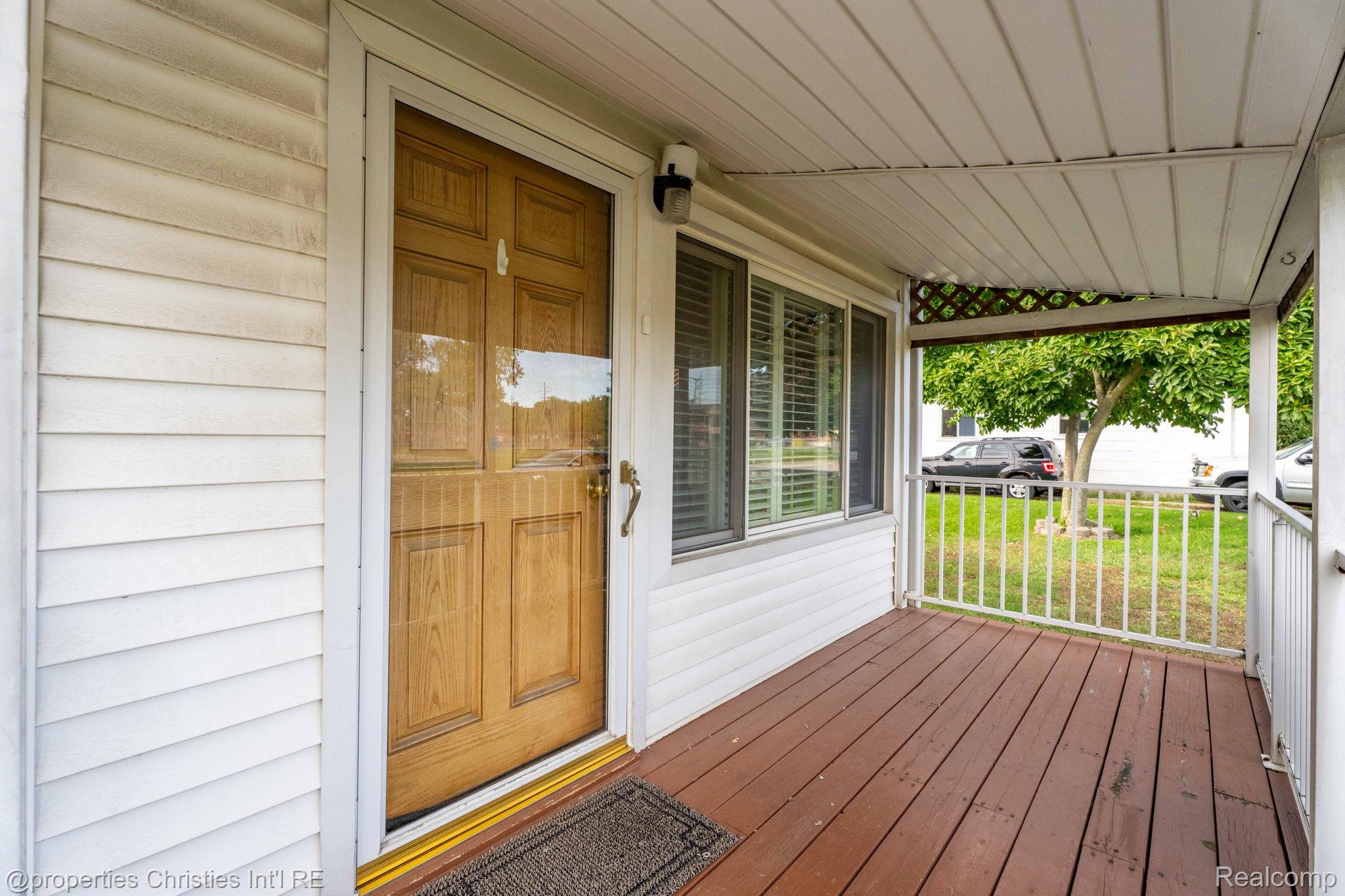 28785 Delton St Property Photo 3