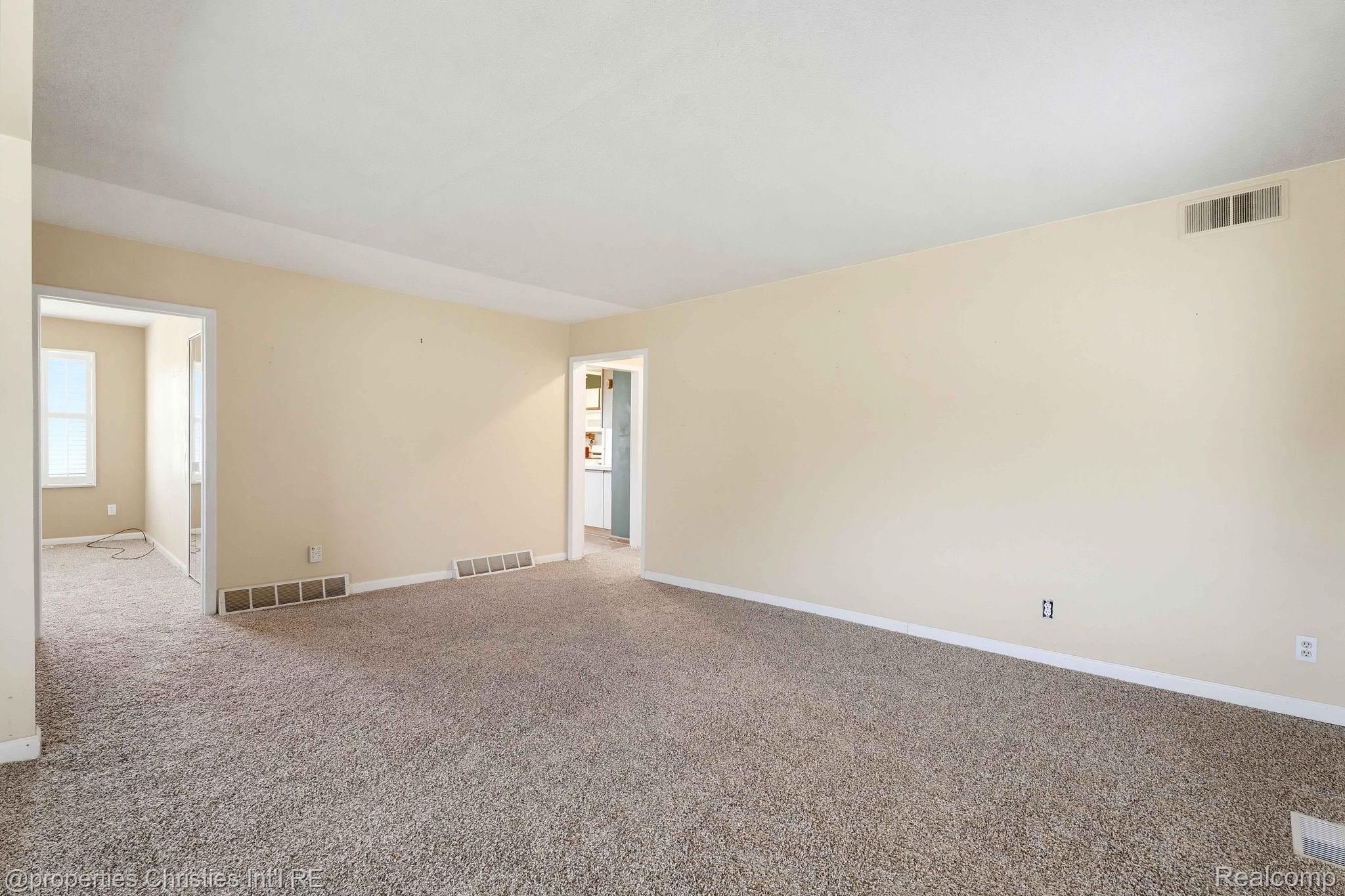 28785 Delton St Property Photo 5