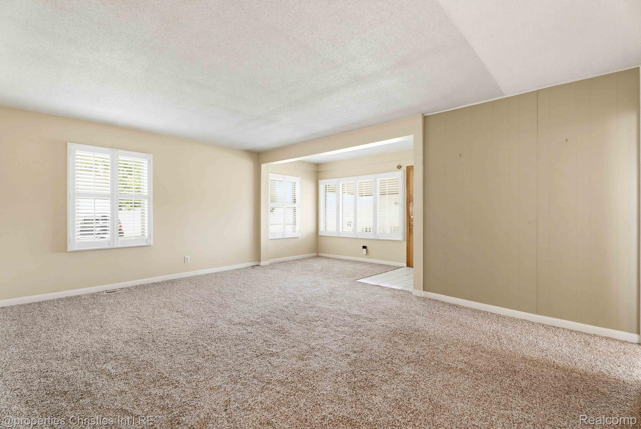 28785 Delton St Property Photo 6