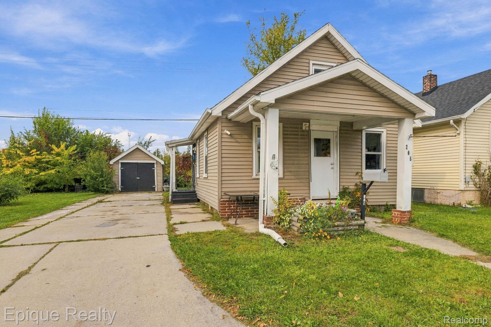 205 17th ST Property Photo 1