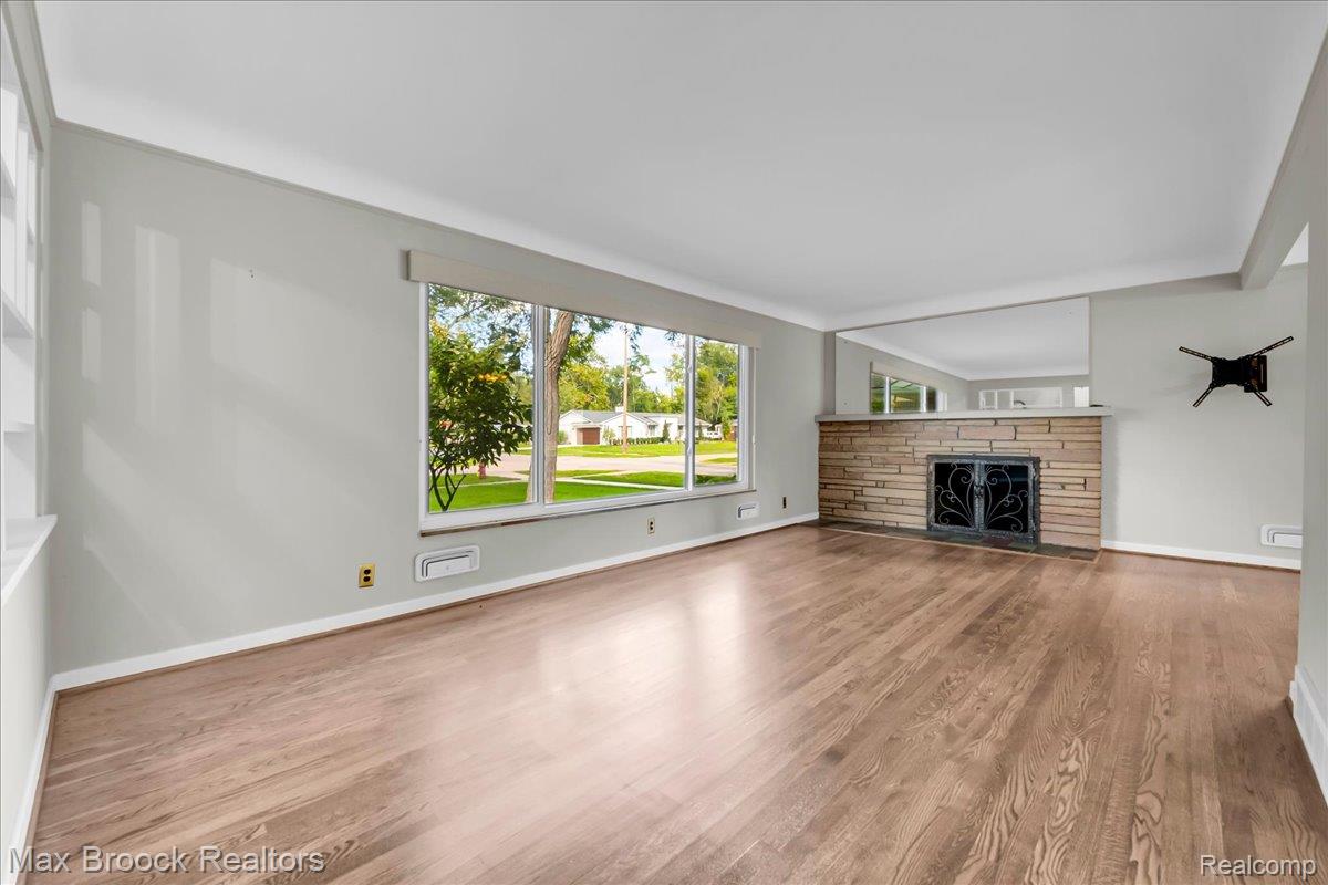 17825 Kinross Ave Property Photo 3
