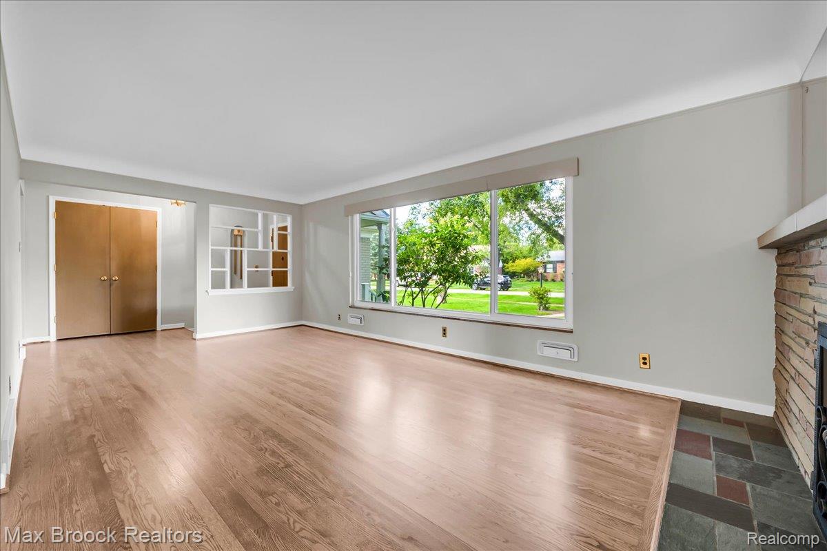 17825 Kinross Ave Property Photo 4